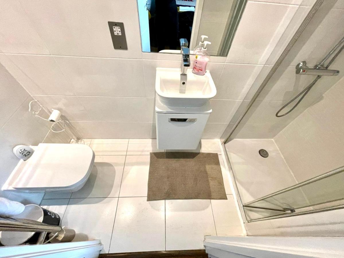 London Stratford Luxury House, 5 Minutes Walk Station, Westfield, 3 Bedrooms 3 Bathrooms, Reception, Garden, Parking Bagian luar foto