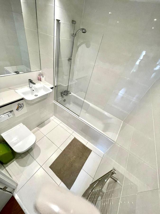 London Stratford Luxury House, 5 Minutes Walk Station, Westfield, 3 Bedrooms 3 Bathrooms, Reception, Garden, Parking Bagian luar foto