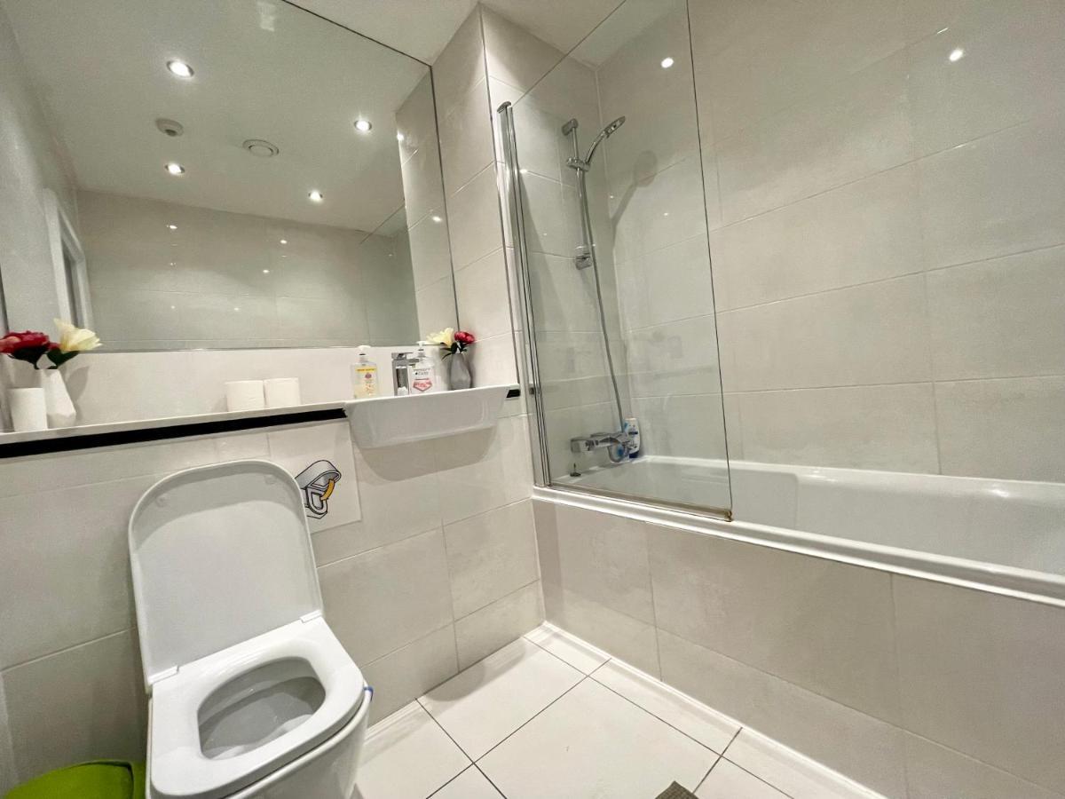 London Stratford Luxury House, 5 Minutes Walk Station, Westfield, 3 Bedrooms 3 Bathrooms, Reception, Garden, Parking Bagian luar foto