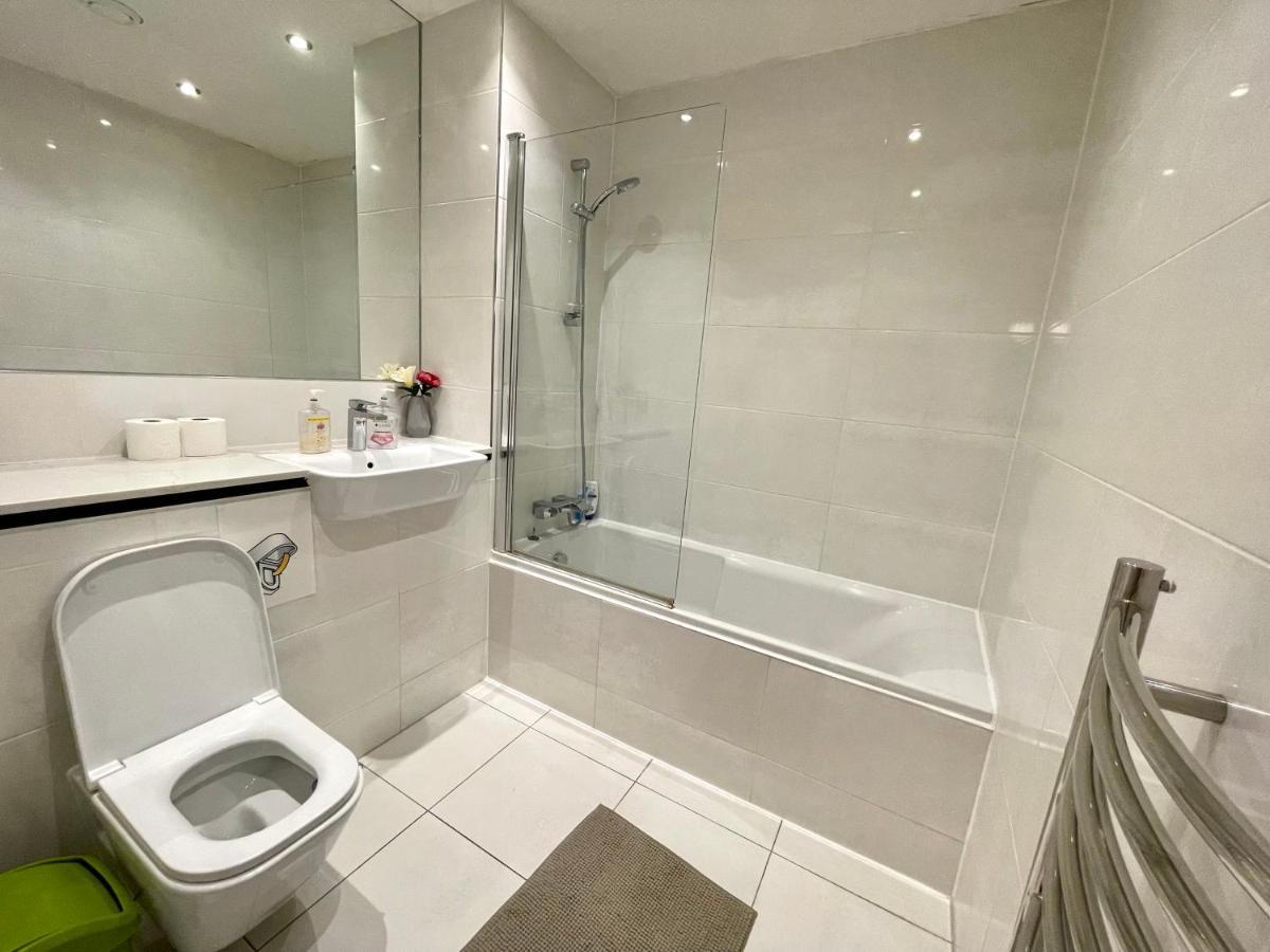 London Stratford Luxury House, 5 Minutes Walk Station, Westfield, 3 Bedrooms 3 Bathrooms, Reception, Garden, Parking Bagian luar foto